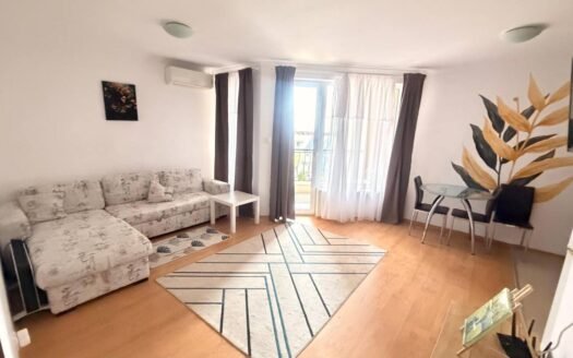 Двустаен апартамент на метри от морския бряг във Вила Анторини